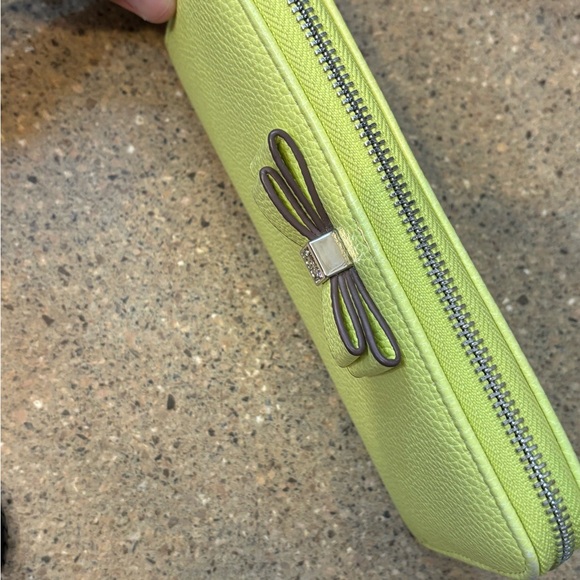 Green Leather Phone Case with Bow Clasp - Picture 5 of 5